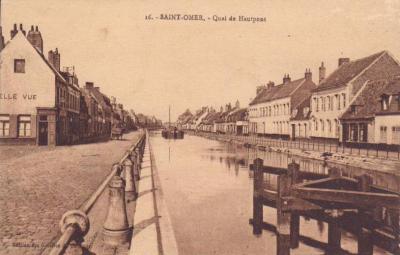 On aperçoit sur la droite la rue des faiseurs de bateaux, car ils y avait dans cette rue de nombreux fabricants de bacoves et autres embarcations.Sur la droite on peut voir l'estaminet de la Belle Vue.